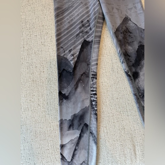 The North Face Women's Mountain Print Gray Leggings - Picture 4 of 7